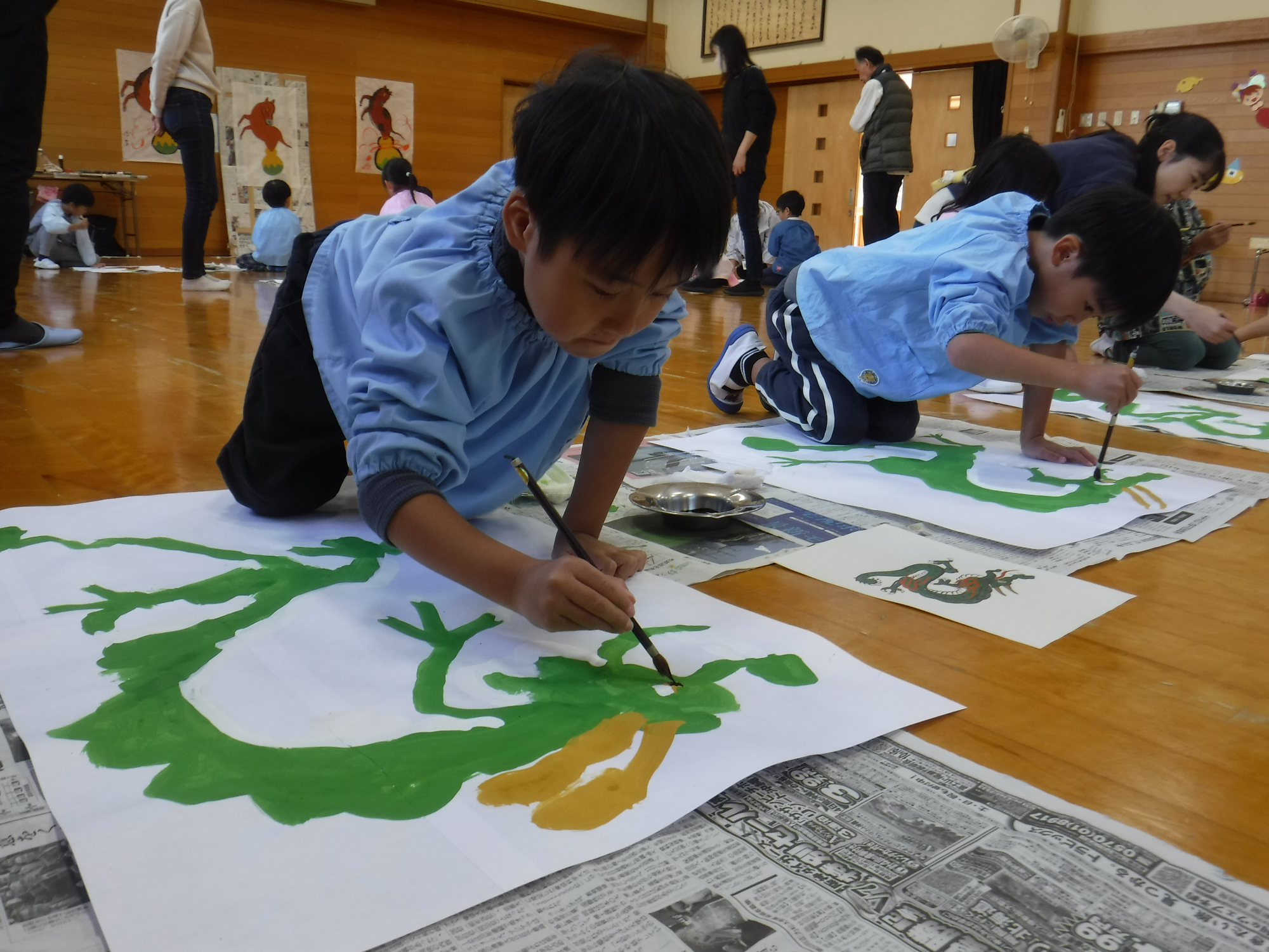 5歳児が大津絵をかいている様子