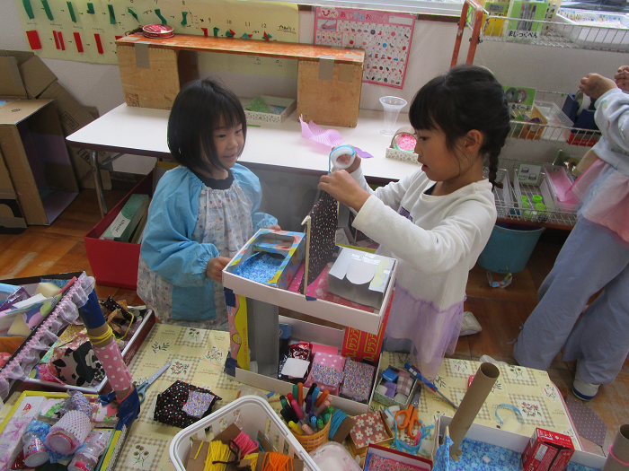 5歳児が友達と一緒に家をつくっている様子