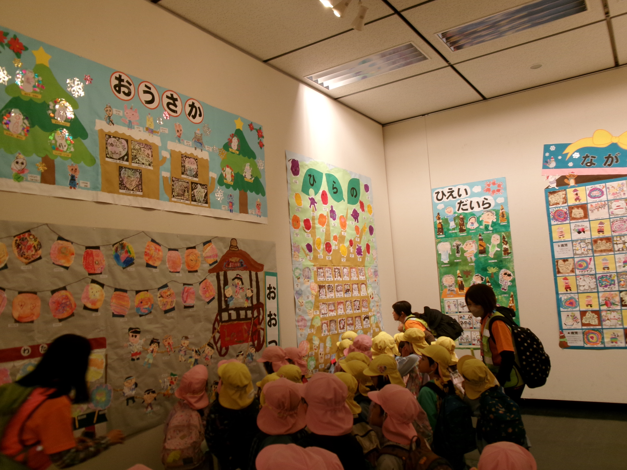 令和6年度こども展を子どもたちが見る様子