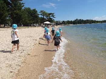 浜を走る子どもたちの様子