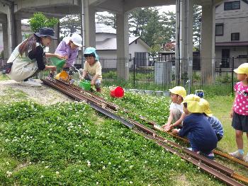 築山からといをつないで水を流す