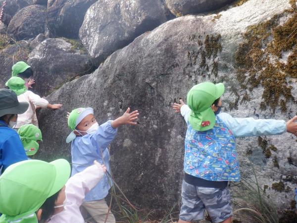 百間堤の大きな石に驚く子どもたち