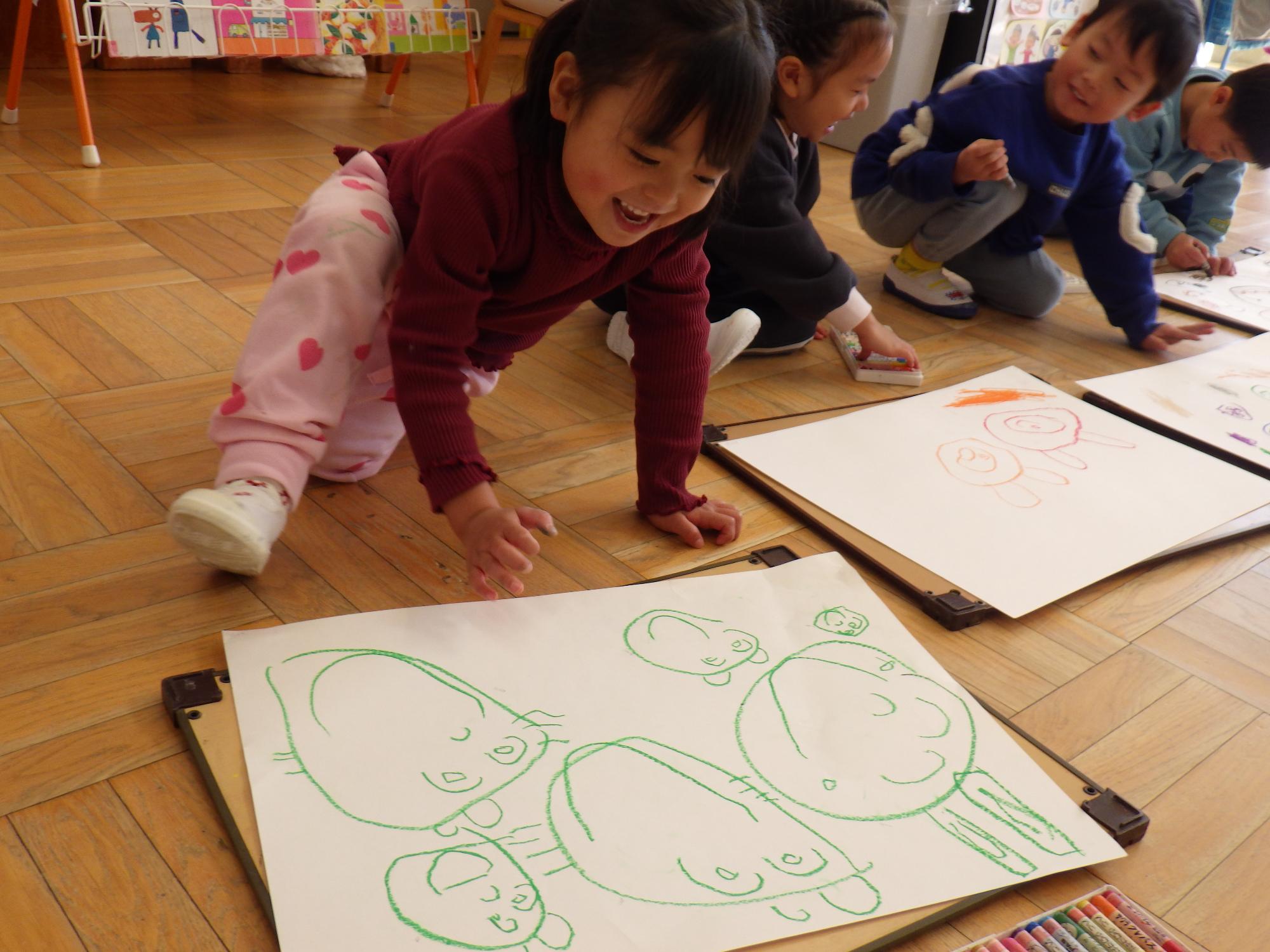 パスで絵を描いて嬉しそうにしている子どもの様子