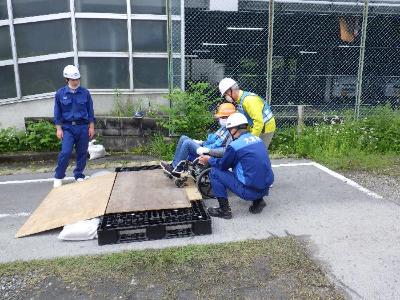 車いすを使った訓練の様子