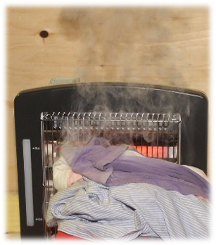 電気ストーブの前に置かれた衣類から出火する様子（火災実験）