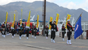 消防出初式で分列行進している女性防火クラブ員