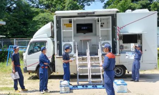 起震車と感震ブレーカーのデモンストレーション