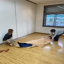 傷病者を搬送している画像