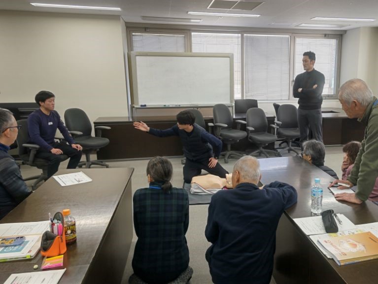 消防職員による指導のデモンストレーション