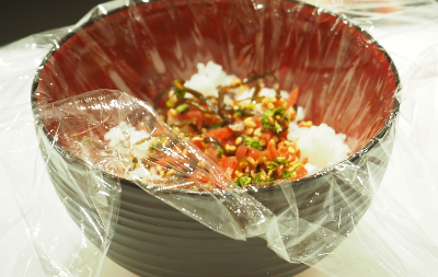 カリカリ梅の混ぜご飯の写真