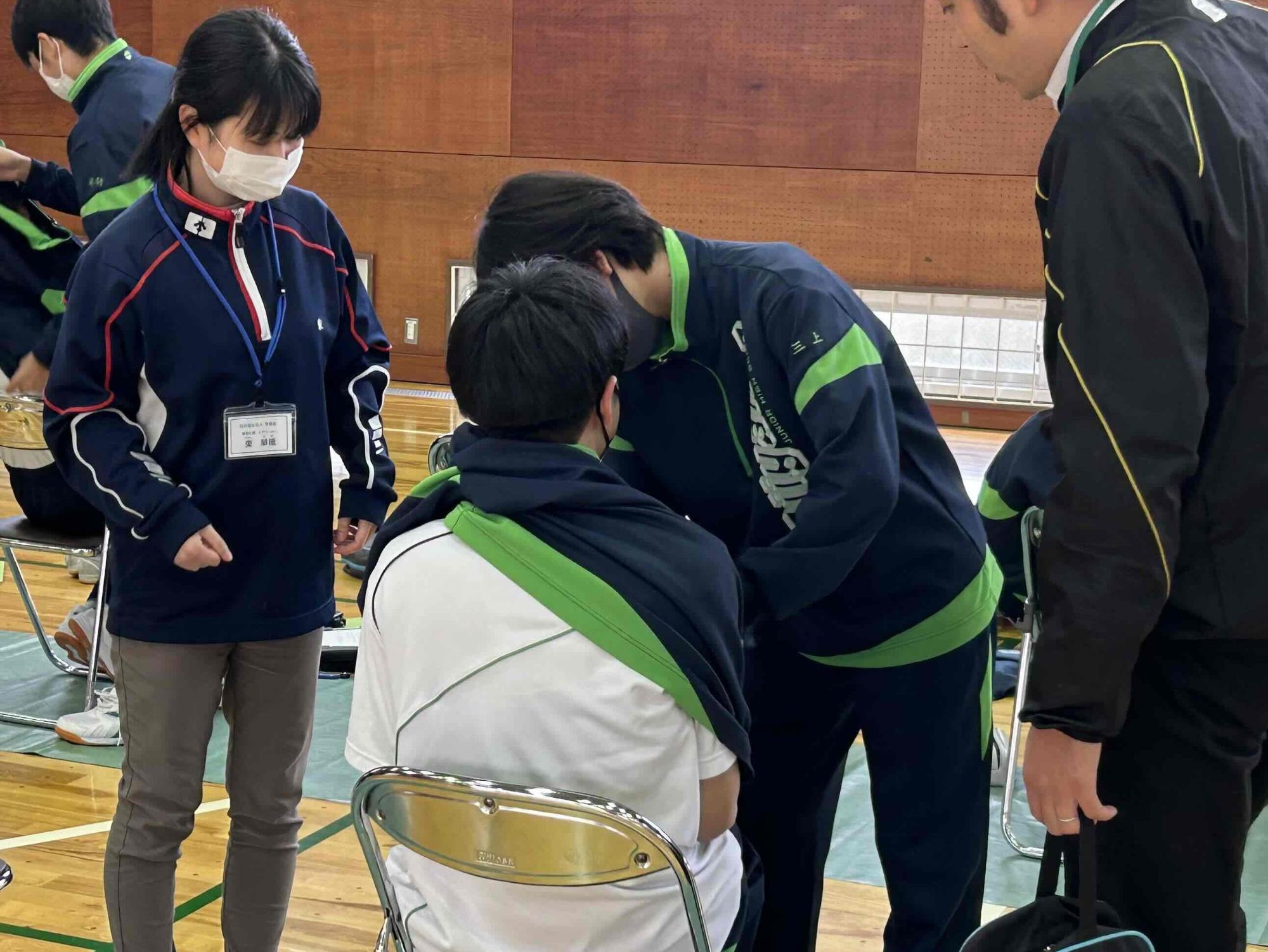 皇子山中学校の介護体験授業の様子