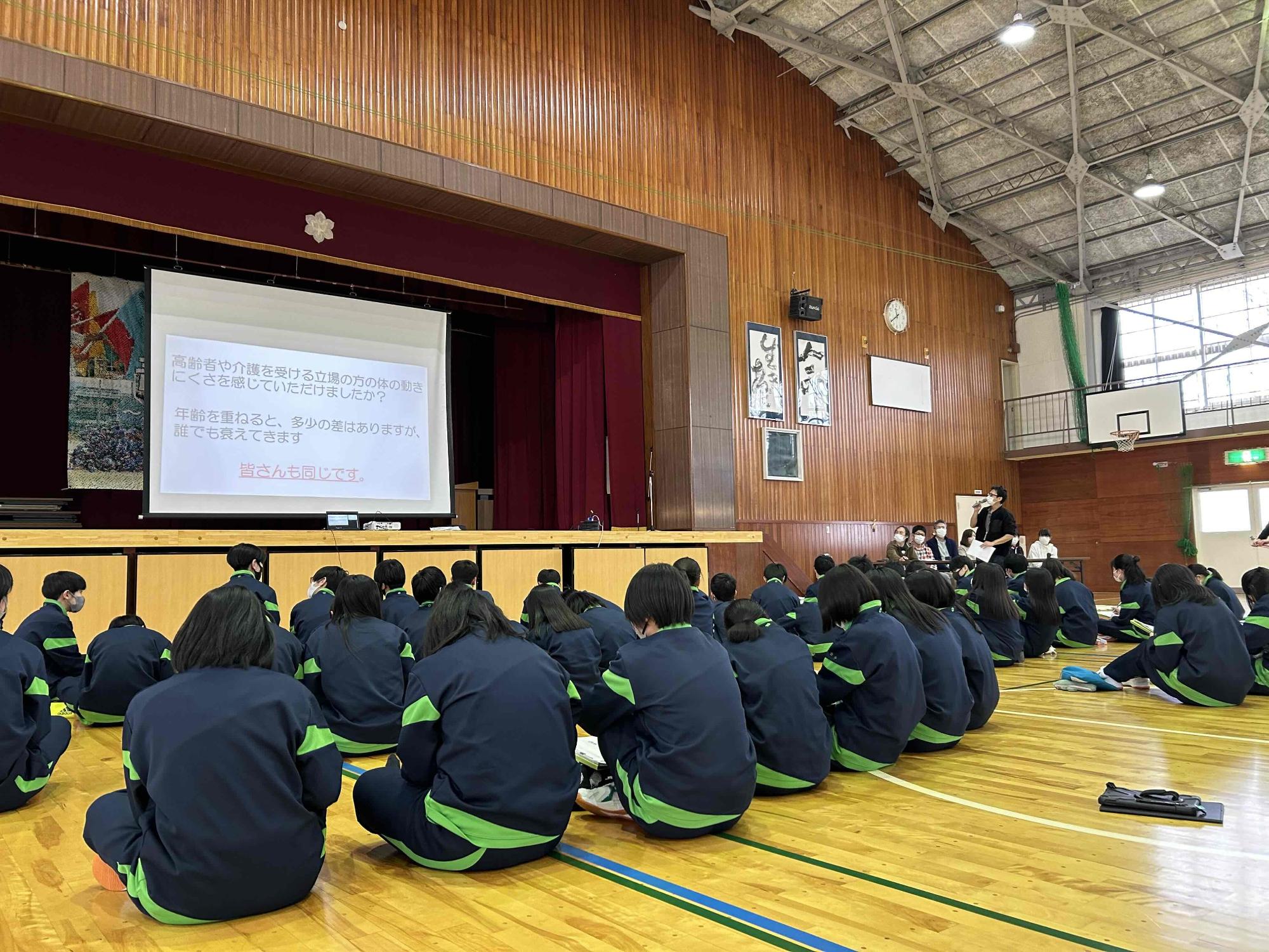 介護職員から介護体験を通じてわかったことなどのまとめをする様子