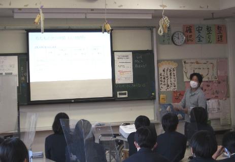 介護事業者が生徒に講義する様子