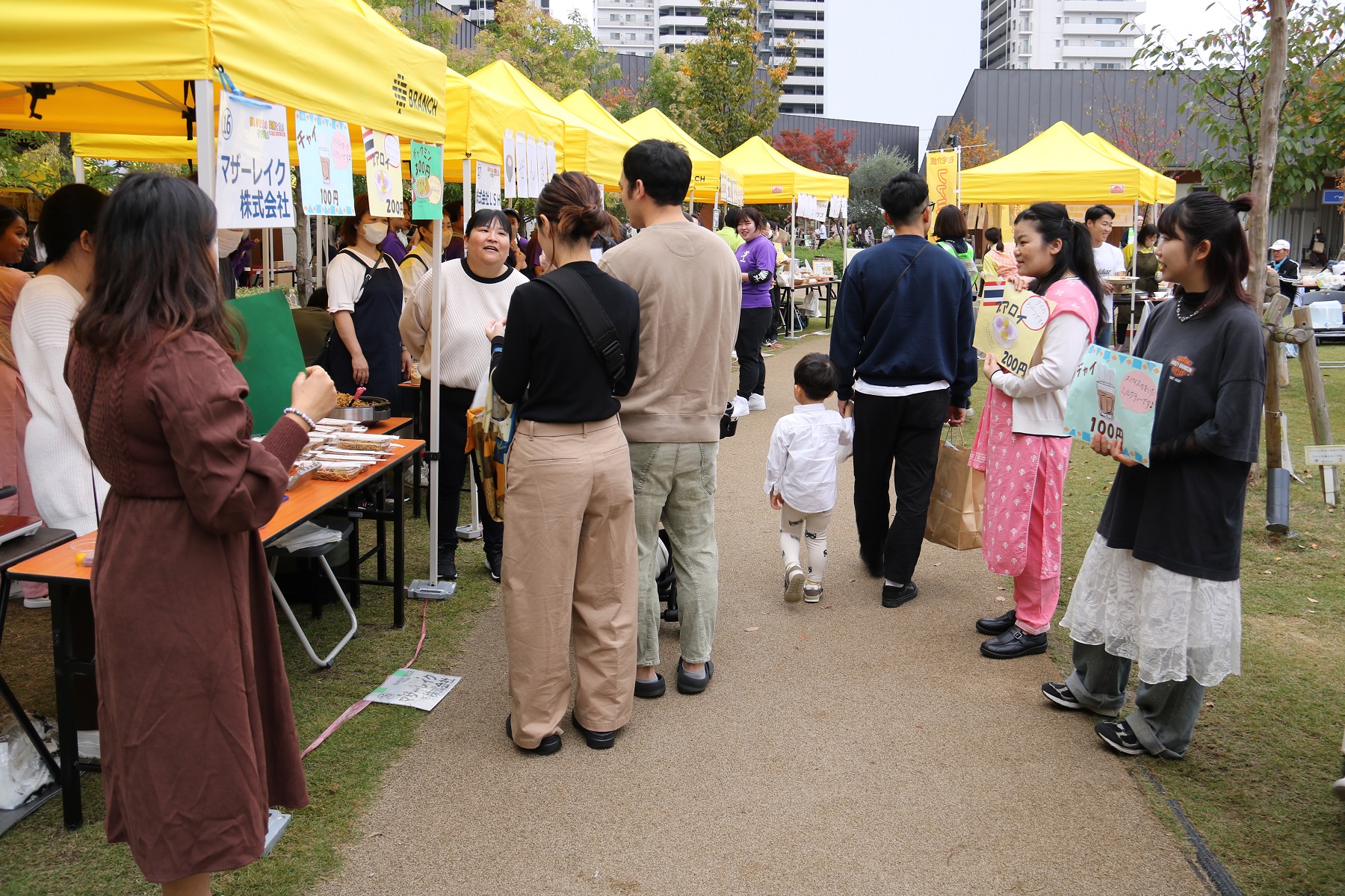 外国人介護職員が多国籍料理を販売する様子