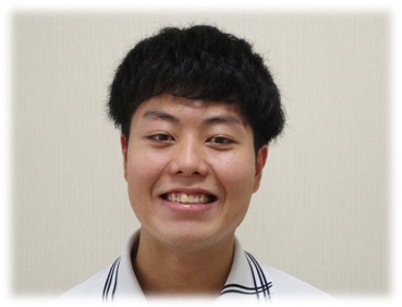 笑顔の男性介護職員さんの写真