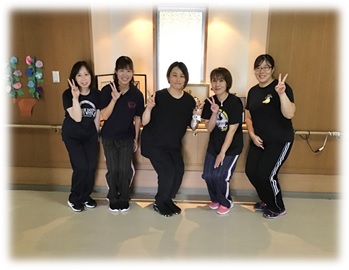 5人の女性介護職員さんの写真