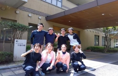 笑顔の介護職員の集合写真