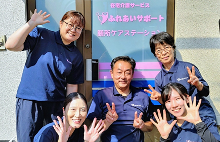笑顔の5人介護職員さんの写真