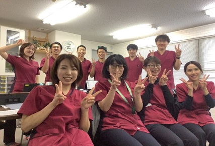 たくさんの女性の介護職員さんの写真