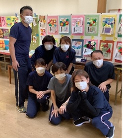 大勢の介護職員さんの写真