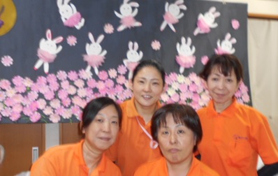 4人の女性介護職員さんの写真