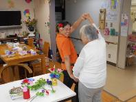 お花を見ながらダンスしている写真
