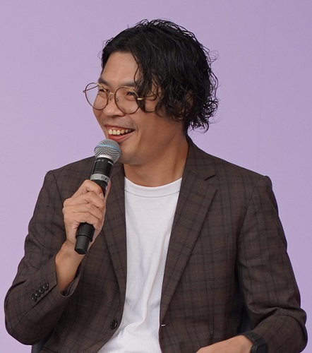 司会の杉浦なおやさんの写真