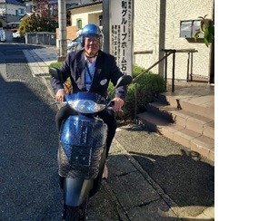 バイクに乗った男性介護職員さんの写真
