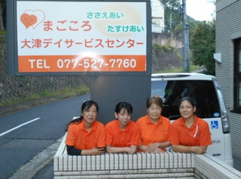 笑顔の女性介護職員さん達の写真