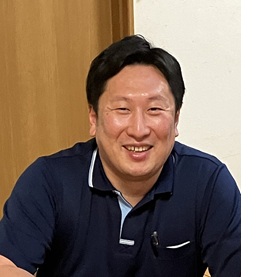 笑顔の男性介護職員さんの写真