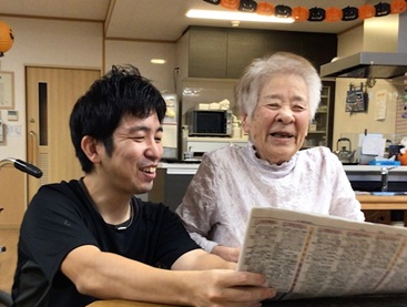 笑顔の利用者さんと介護職員さんとの写真
