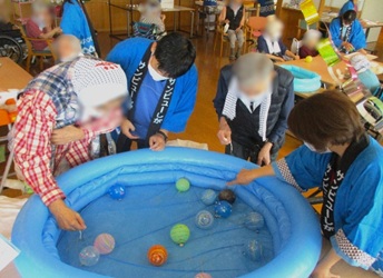 水入り風船取りをする利用者さんたちの写真