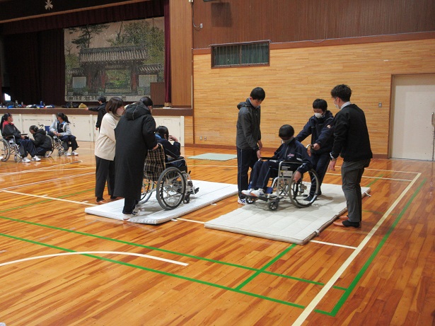 車椅子で段差を乗り越える