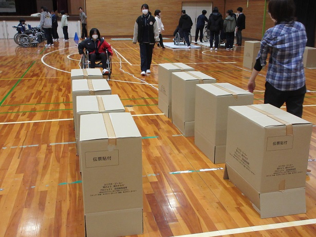 車椅子で細い道を通る