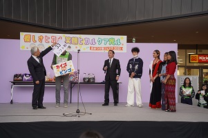 ビンゴゲームでキーワードを書いたカードを引く市長