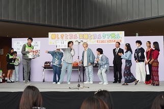 ビンゴゲームでキーワードを発表するゲスト