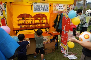 ブースで射的に挑戦する子どもたち