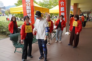 高齢者疑似体験の様子