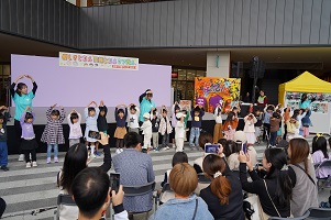 皇子が丘保育園の園児によるステージ