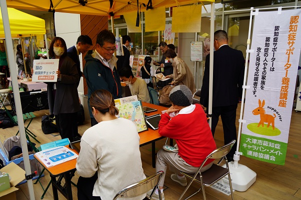 脳の健康度チェックに参加する人々の様子