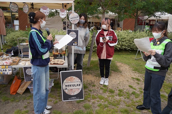 学生がブースでインタビューする様子