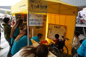 車いす体験をしながら輪投げゲームをする子どもの様子