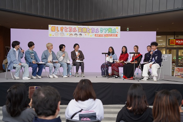 ゲストと外国人介護職員によるトークセッションの様子