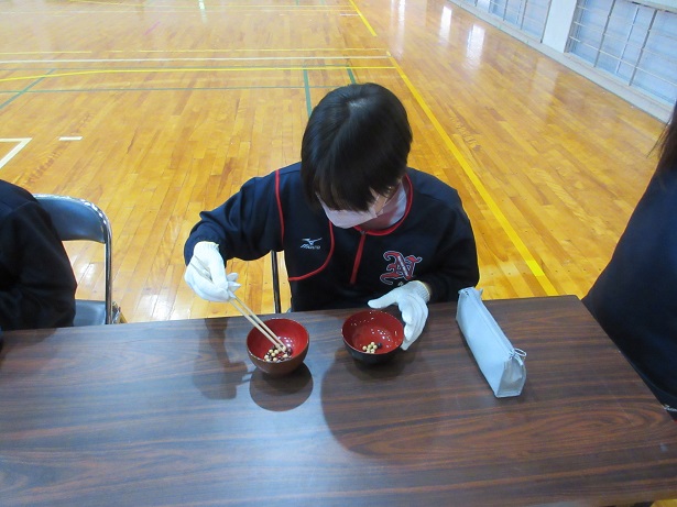 豆つかみを体験する生徒