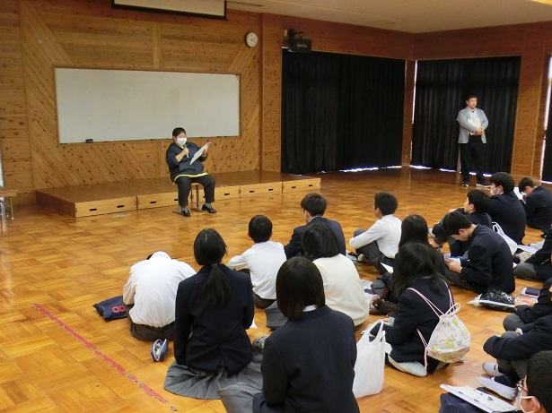 当事者の講話を聞く生徒