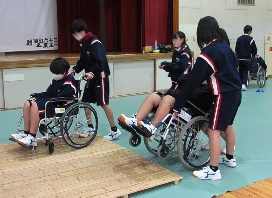 車椅子体験をする生徒