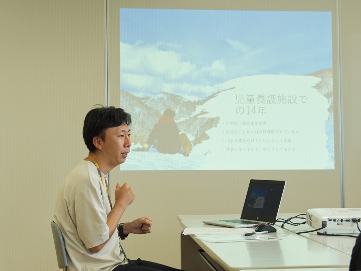 下口さん　プロジェクターを使って説明をする様子