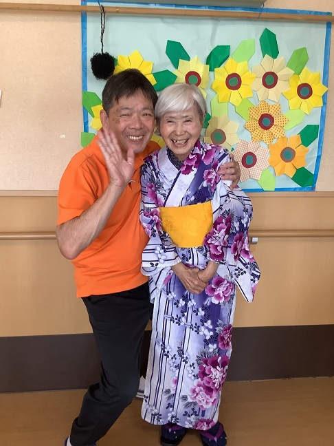 フォト応募作品:浴衣美女と職員