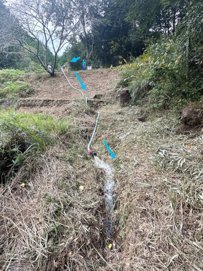 バルブを解放し、水を谷に流し排水をしている