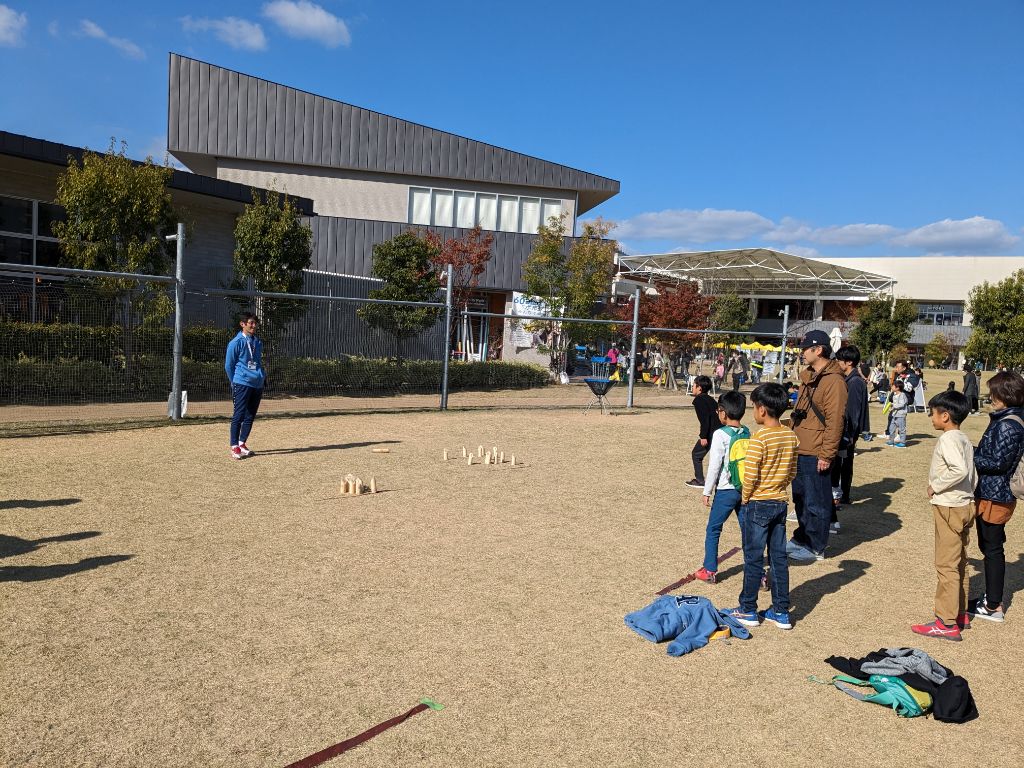 モルックを体験する様子